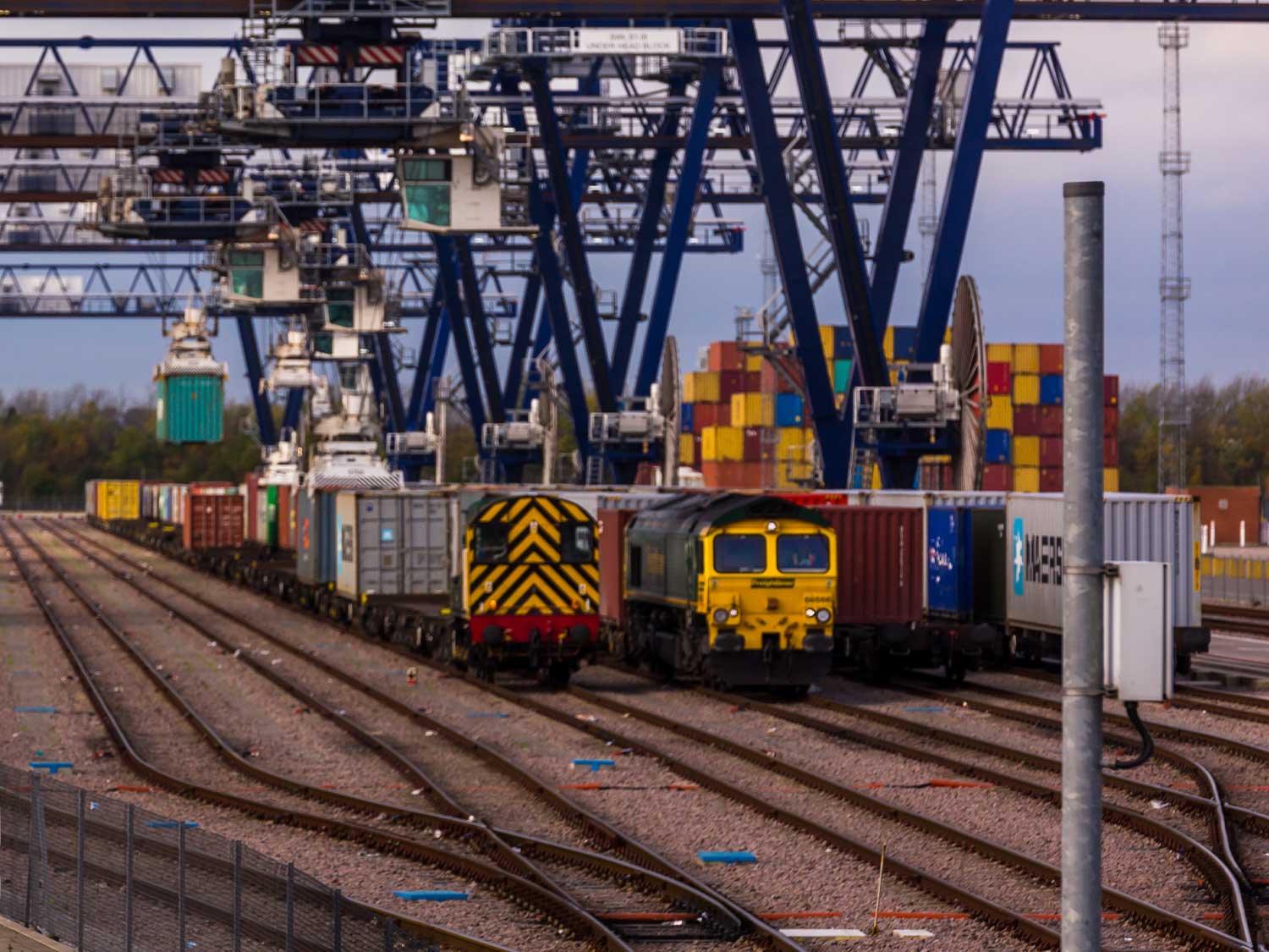 rail containers loading